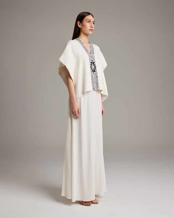 Model wearing Manta Estrella in textured cotton, showcasing the design and fit.