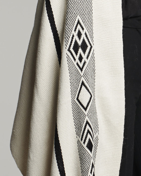 Diagonal Wrap - Ivory alpaca handmade shawl (detail)